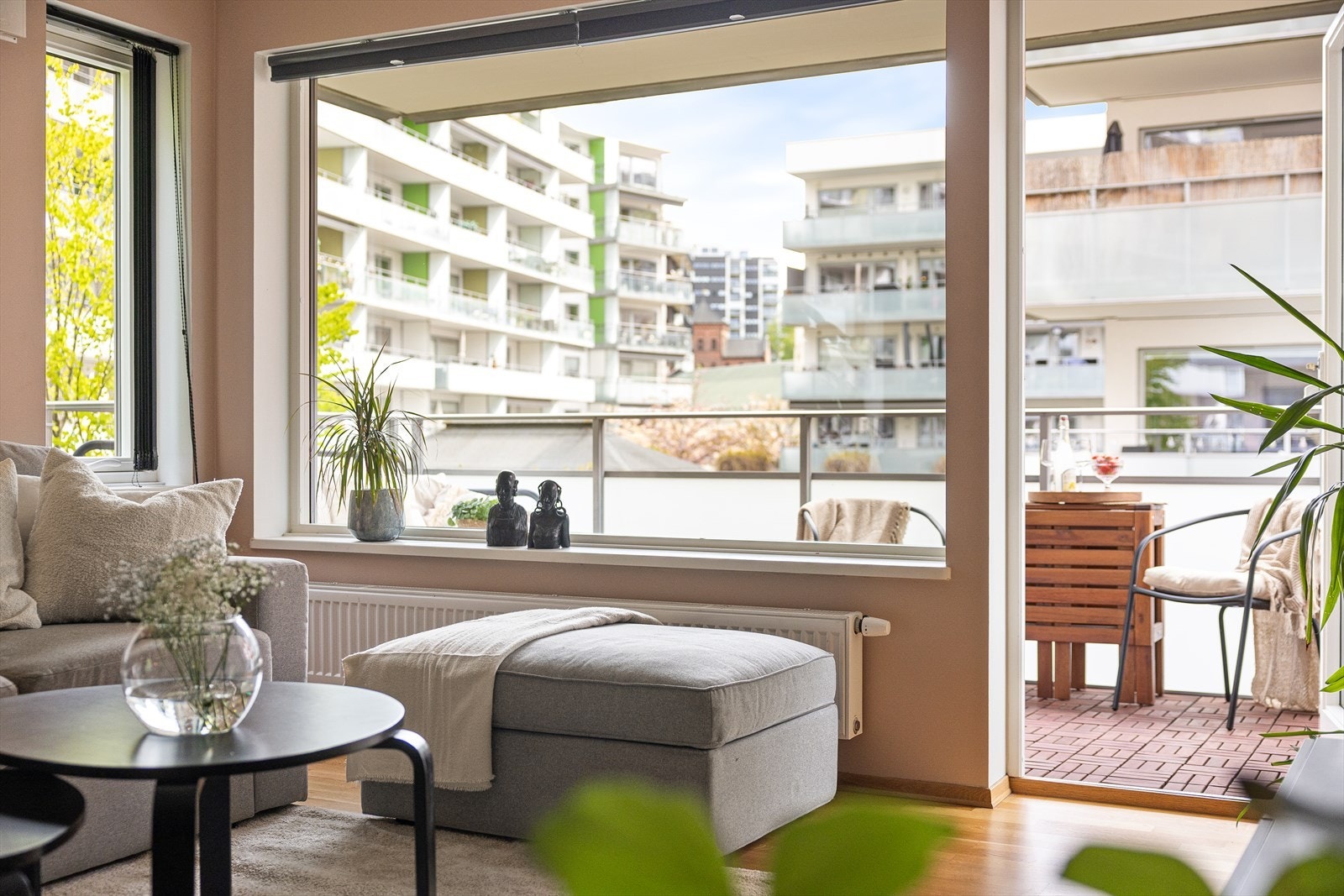 Fra stuen er det utgang til en herlig østvendt balkong på hele 11 kvm! Galleribilde