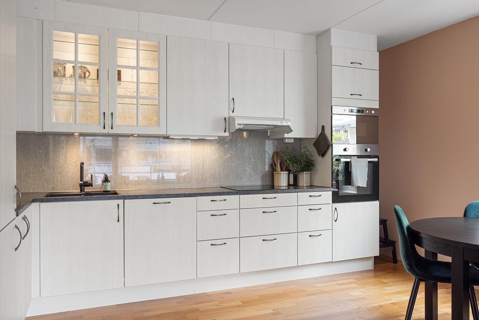 Benkeplaten er laminert og har nedsenket oppvaskkum med ettgreps blandebatteri fra Blanco. Galleribilde