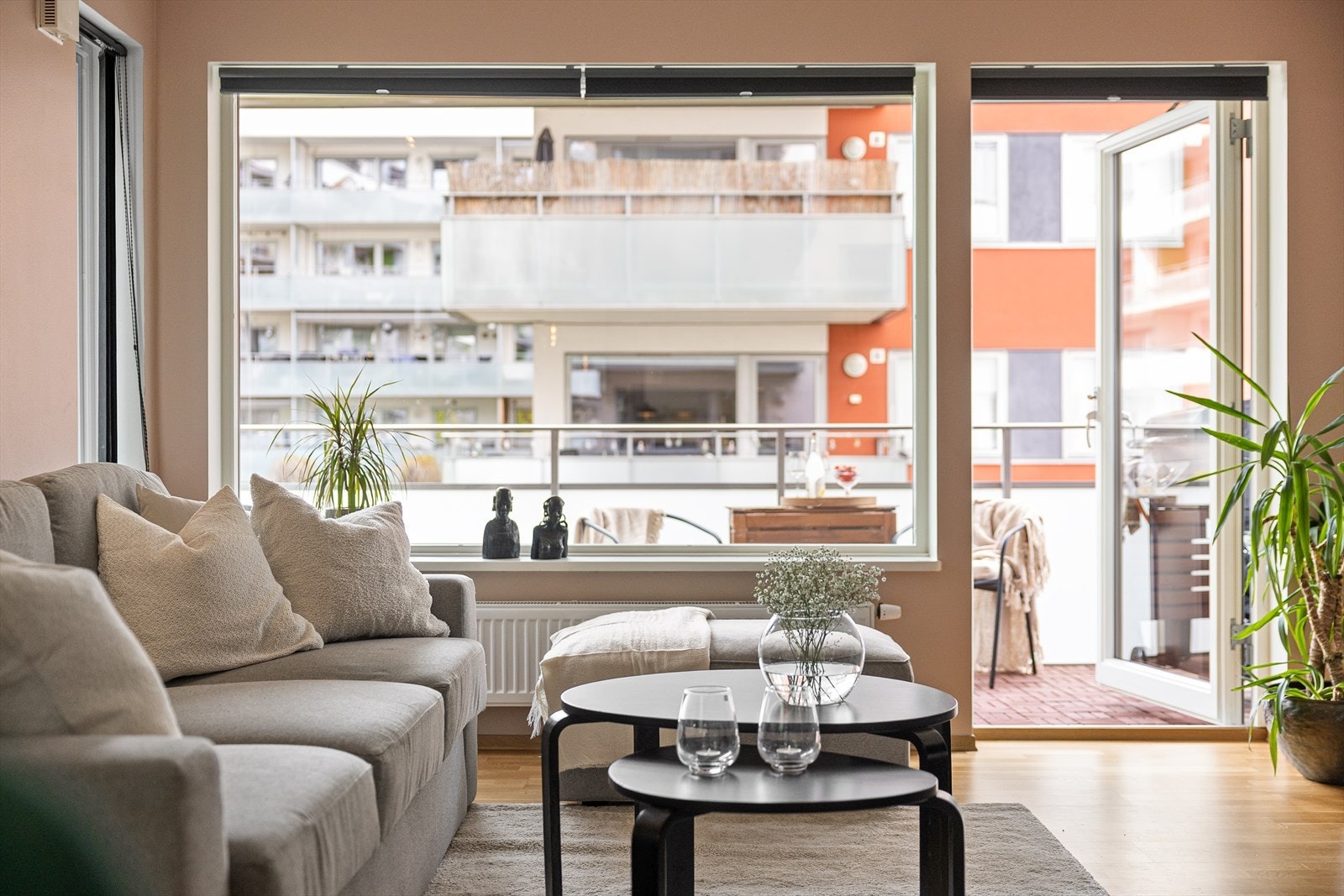 Store vindusflater som slipper inn rikelig med naturlig lys. Galleribilde