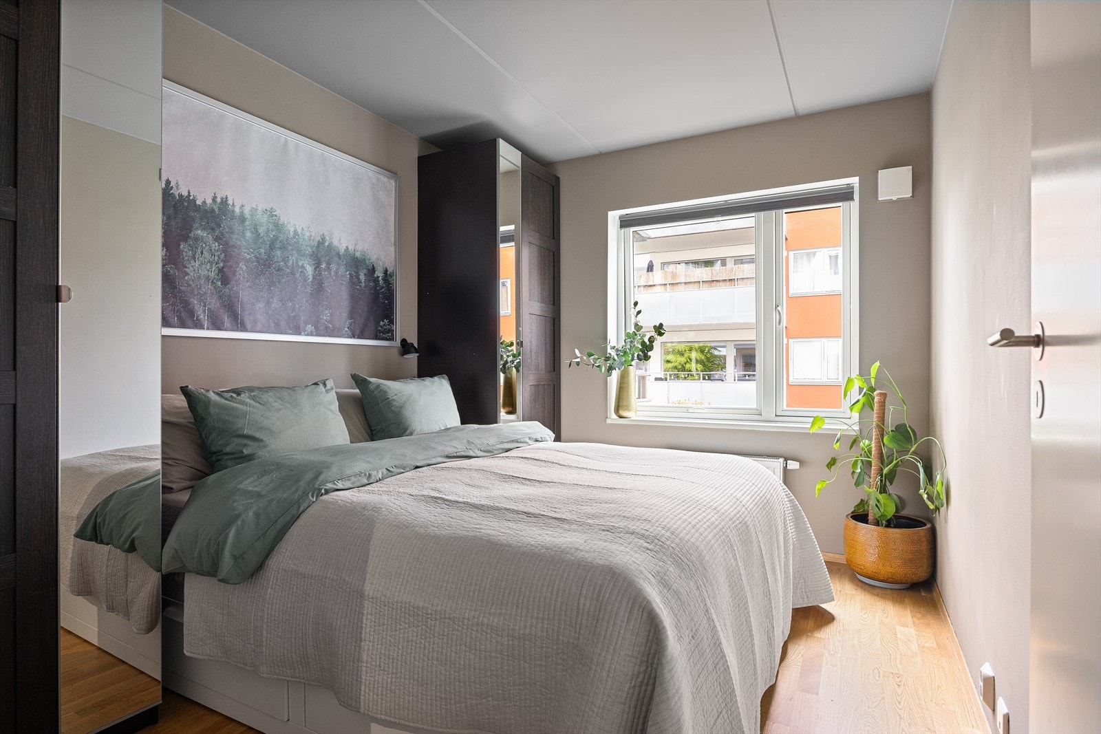 Romslig soverom med god plass til dobbeltseng og tilhørende møbler. Galleribilde