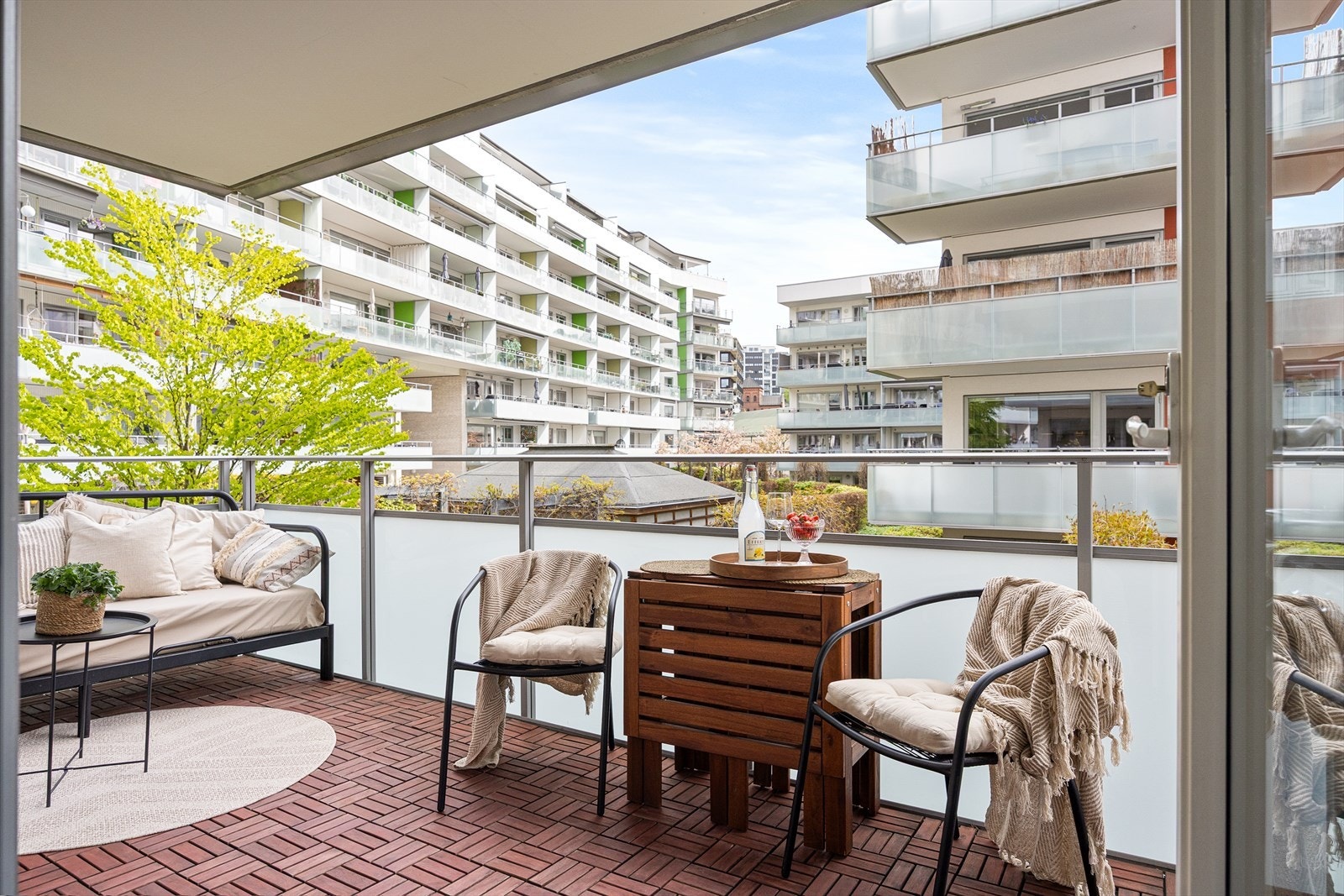 Her er det god plass til utemøbler, et perfekt sted å skape en hyggelig sosial sone. Galleribilde