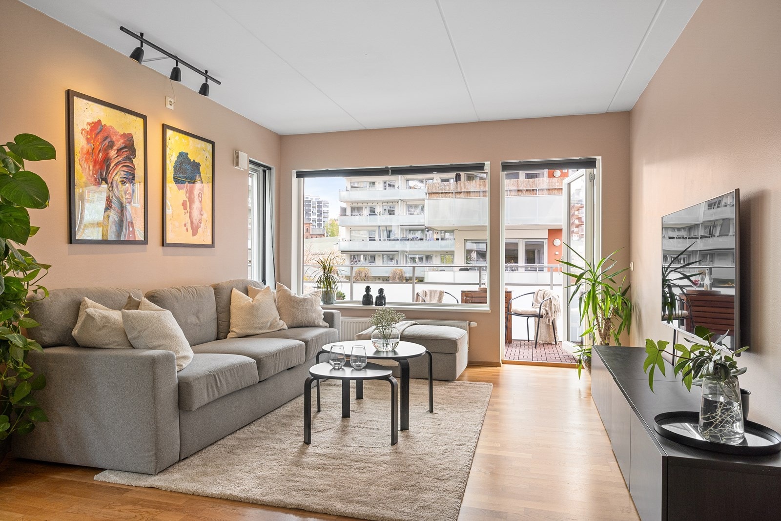 Hyggelig og romslig stue med god plass til både stor sofagruppe, sofabord og TV-møblement. Galleribilde