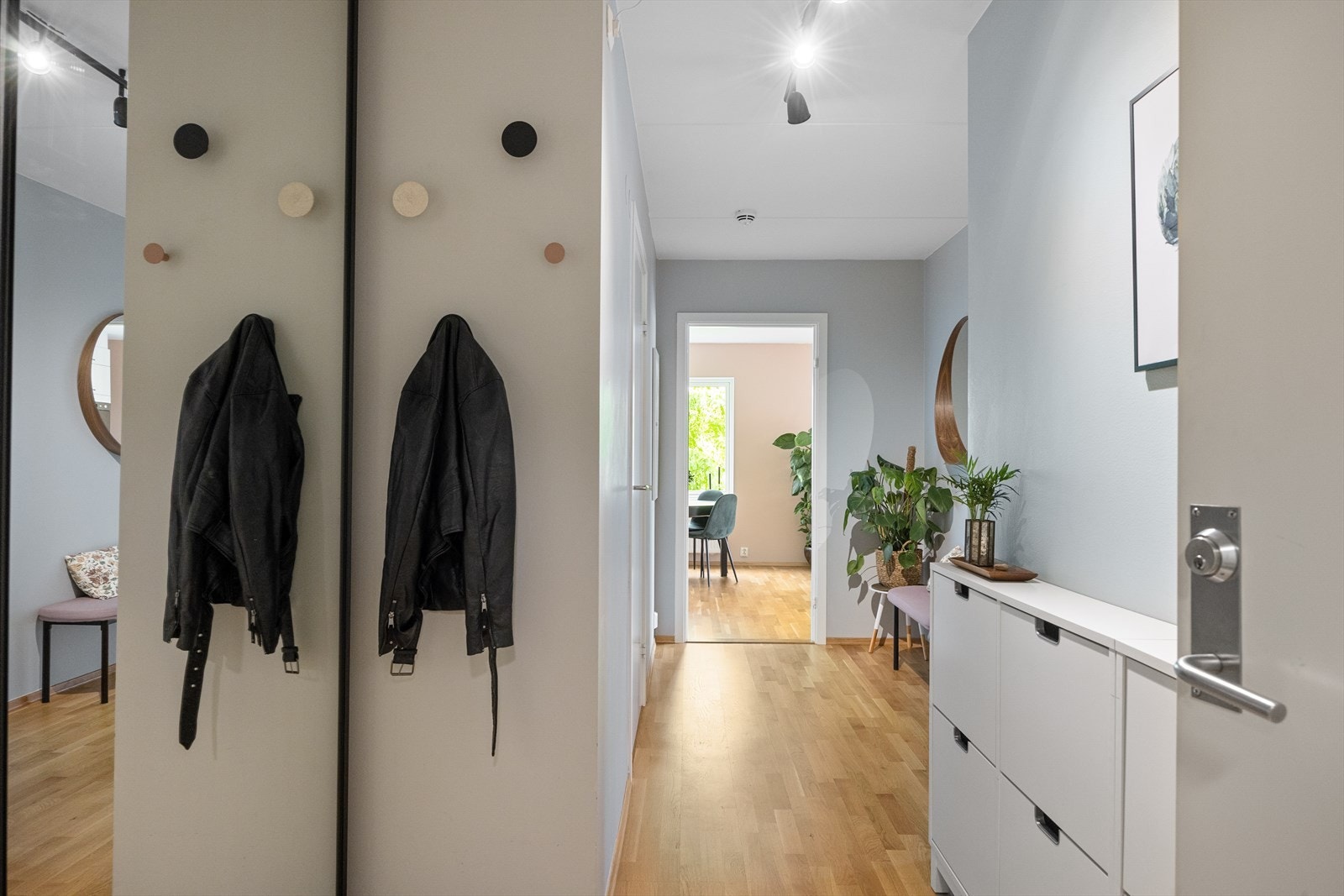 Lys og innbydende entré som gir et godt førsteinntrykk av leiligheten. Galleribilde