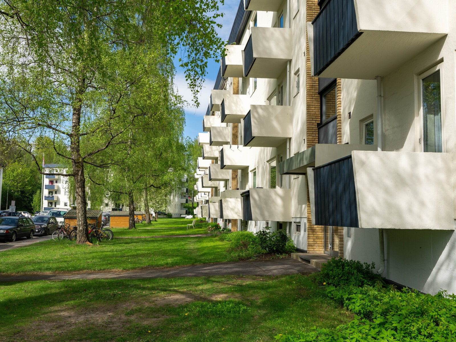 Flotte omgivelser i det trivelige nabolaget. Det er også gratis parkering utenfor, hvor selger melder om generelt god tilgjengelighet. Galleribilde