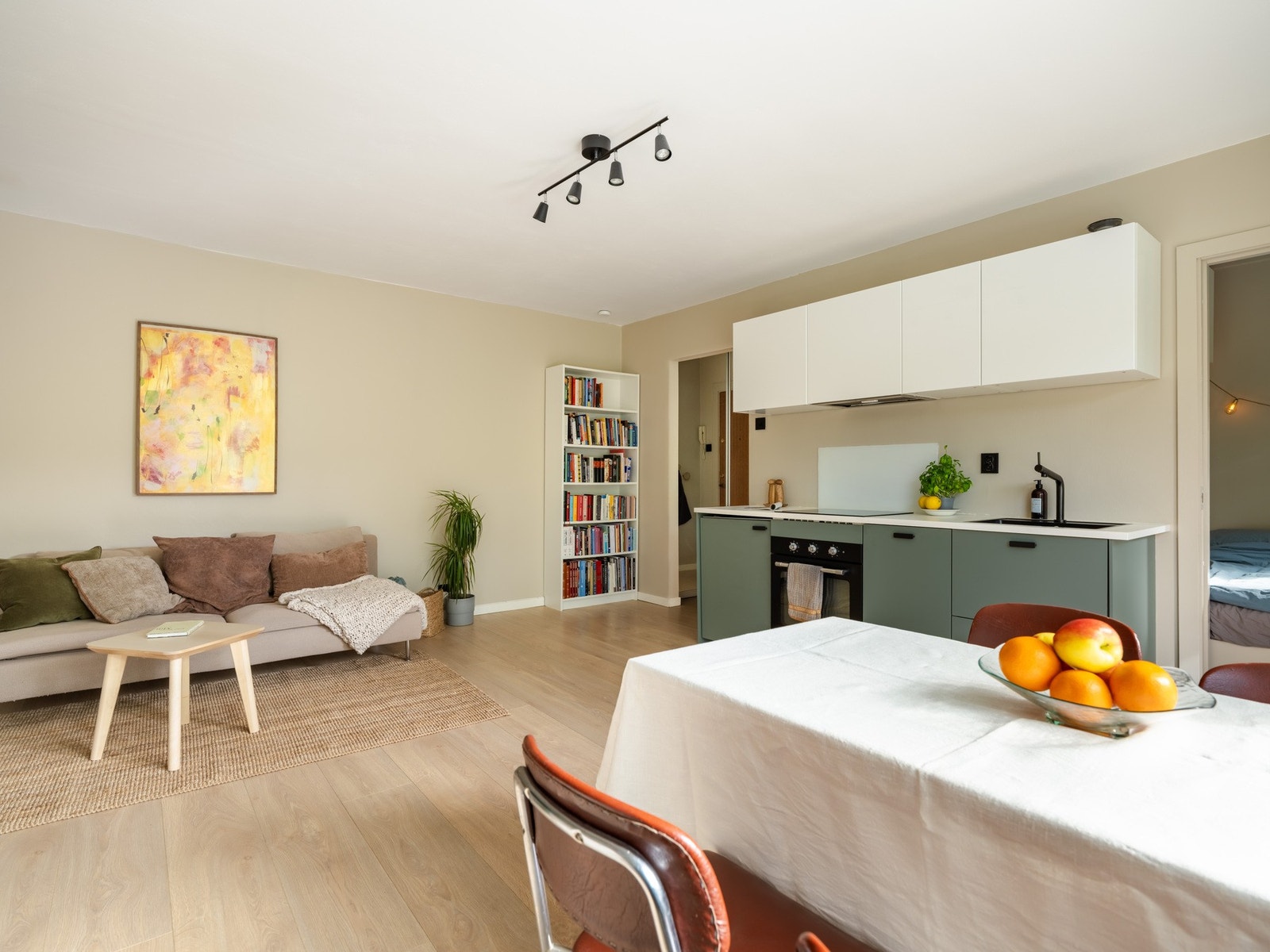 Vi tar turen inn igjen. Stuerommet med åpen kjøkkenløsning er av god størrelse, målt til 23 kvm. Galleribilde