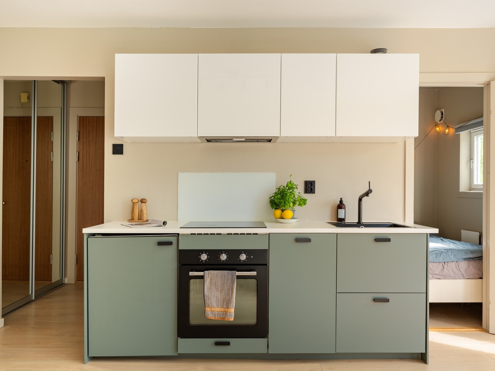 Kjøkkenet er fra 2020 og består av glatte fronter, laminat benkeplate og integrerte hvitevarer inkludert oppvaskmaksin. Galleribilde