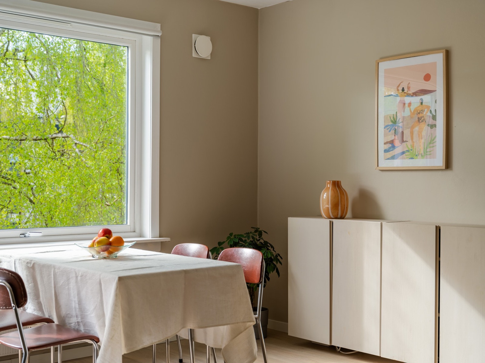 De store vindusflatene slipper inn rikelig med dagslys. Fantastisk utsyn også, eller hva? Galleribilde