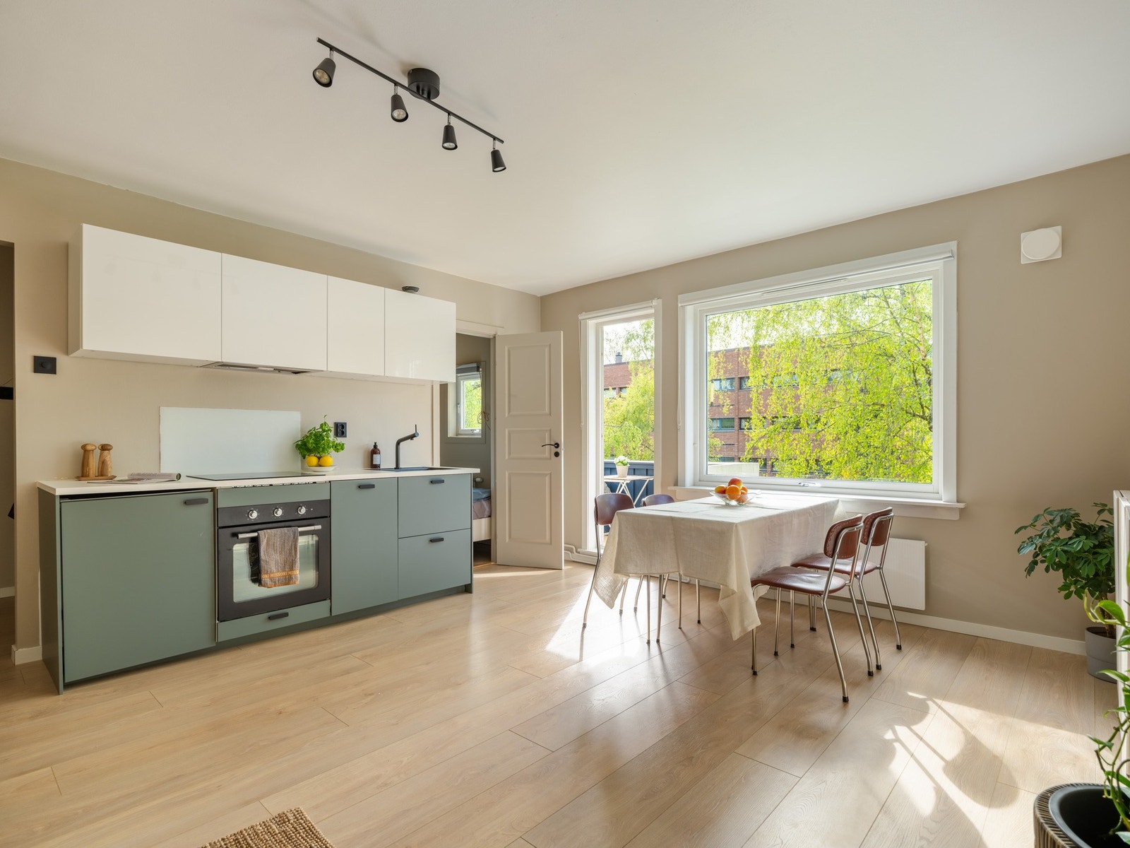 Stuen er i dag i åpen løsning med kjøkkenet, men vi må nesten ta en nærmere titt på uteplassen først. Galleribilde