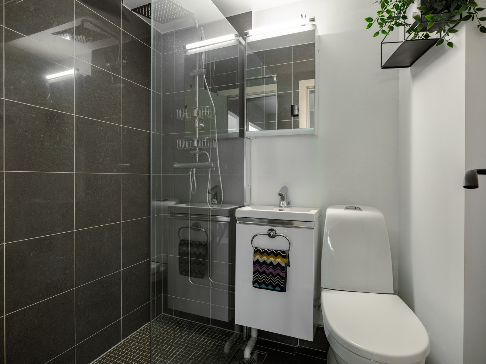 Her er det naturligvis varmekabler i gulvet, og varmtvann er inkludert i felleskostnadene. Galleribilde