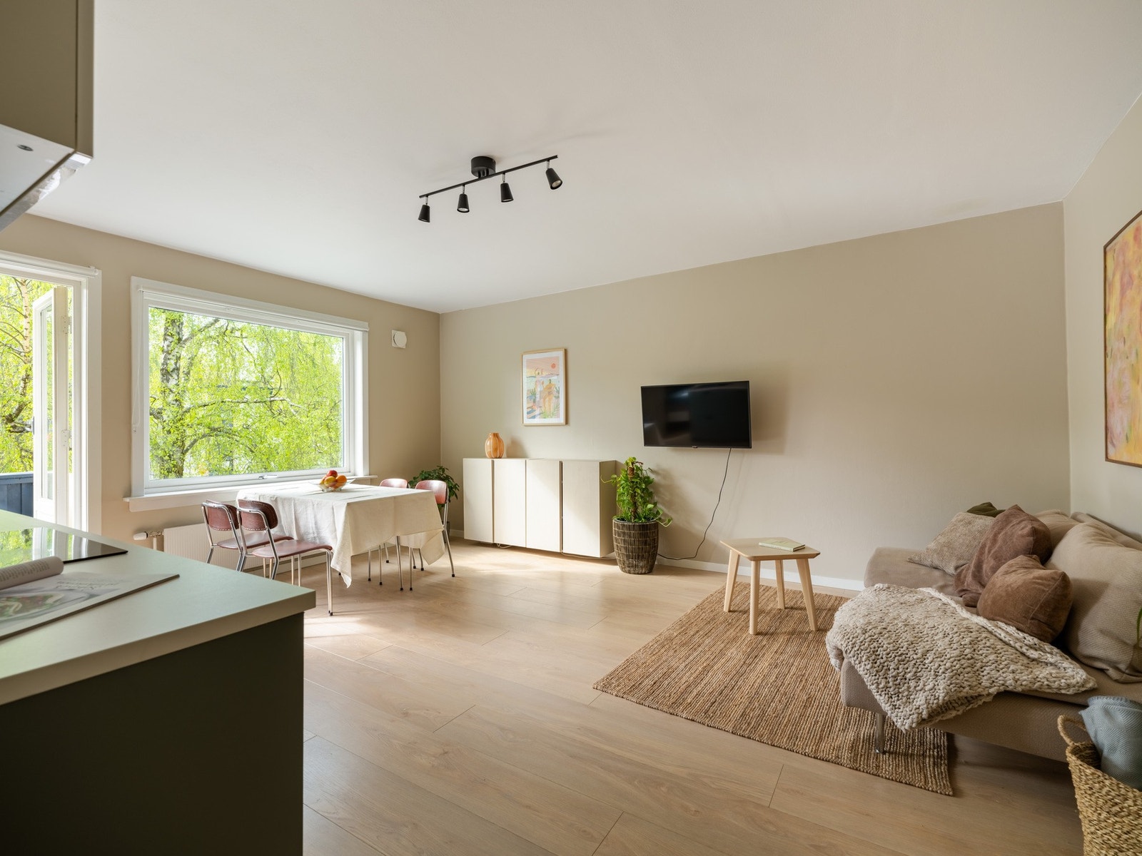 Vi fortsetter i den romslige stuen, som rommer både sofagruppe og spisebord. Galleribilde