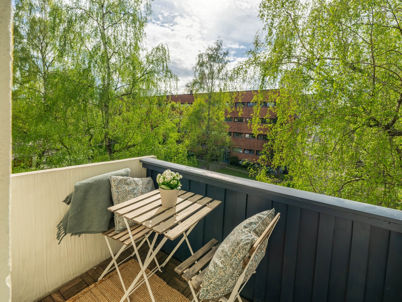 Her får du nyoppusset leilighet med fin standard fra 2020, og denne solrike balkongen. Denne kommer du til å like! Galleribilde