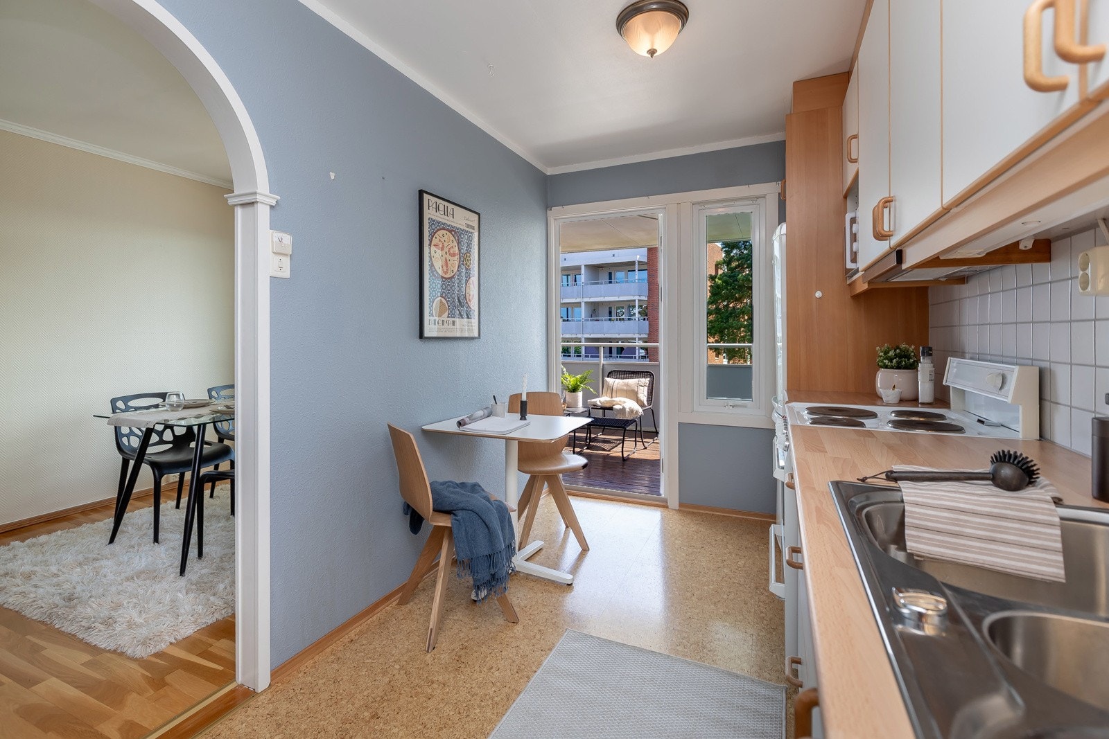 Kort vei mellom stue og kjøkken Galleribilde