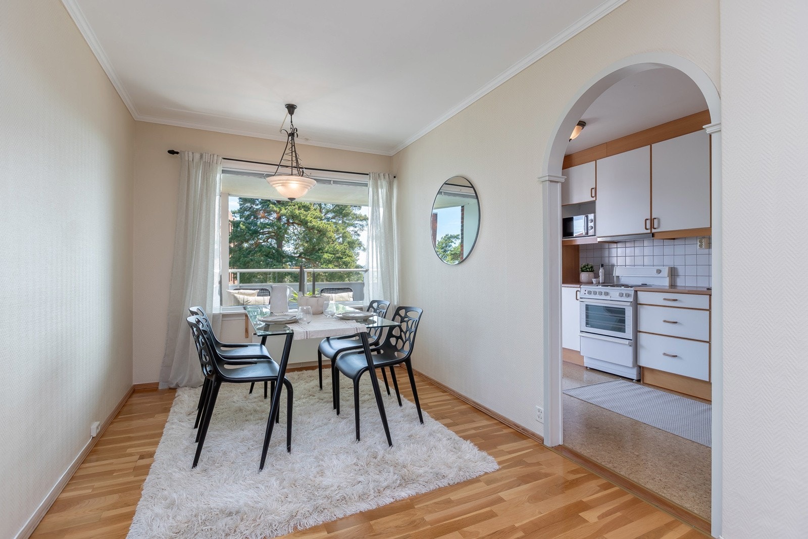 Det er god plass til både spisestue og dagligstue Galleribilde