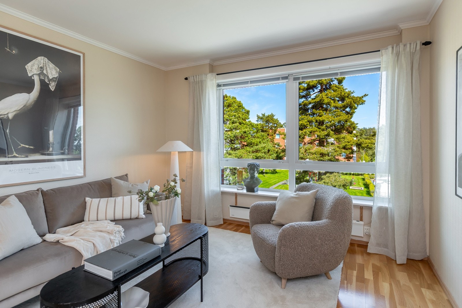 Lys & trivelig - med store vindusflater Galleribilde