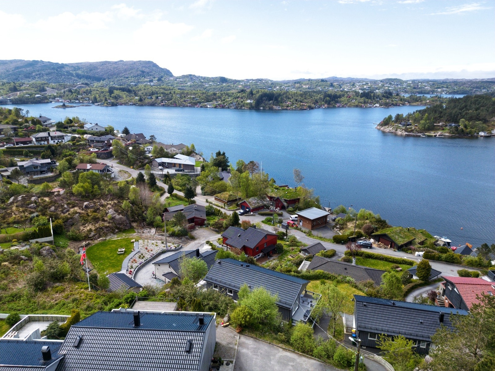 Boligen har en flott beliggenhet på Foldnes med nydelig sjøutsikt og svært gode solforhold Galleribilde