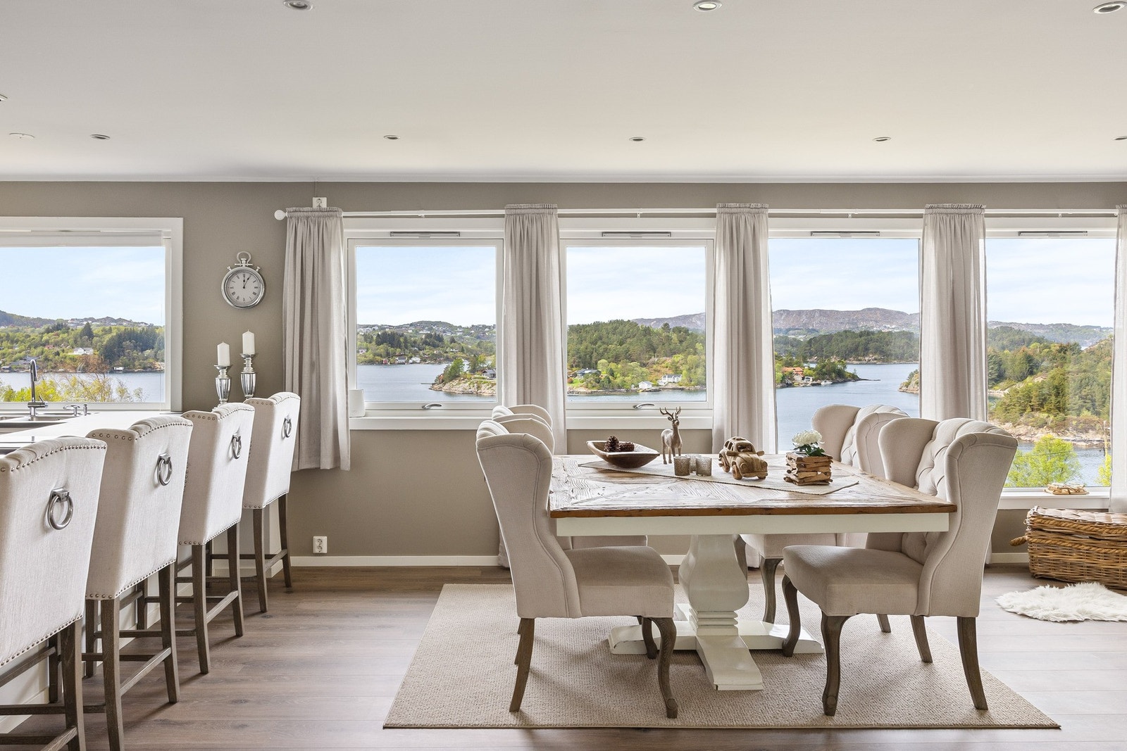 Boligen fremstår som moderne, lys og lekker! Galleribilde