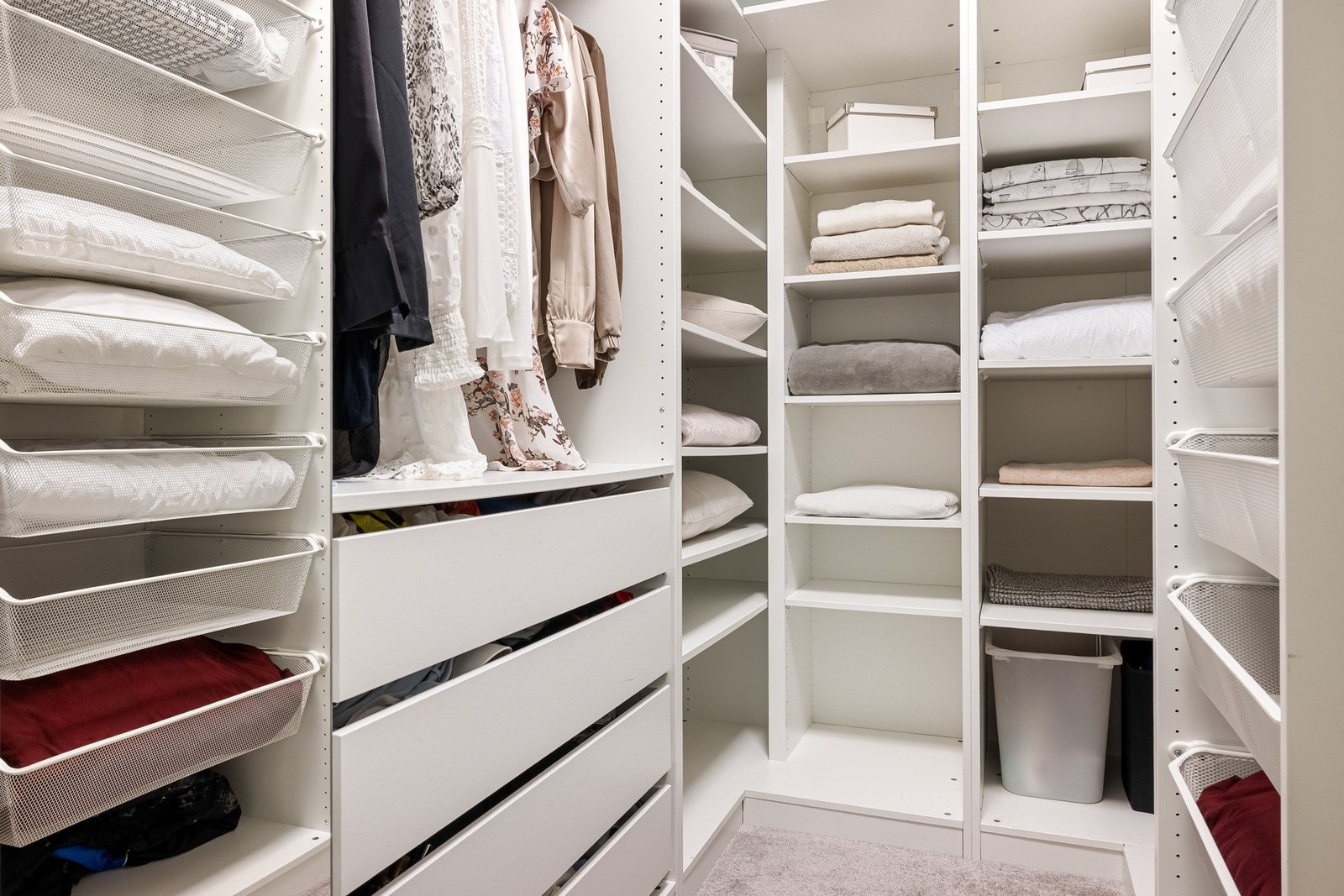 I boligen er det satt inn hele 13 meter med Pax garderobeskap fra Ikea. Galleribilde