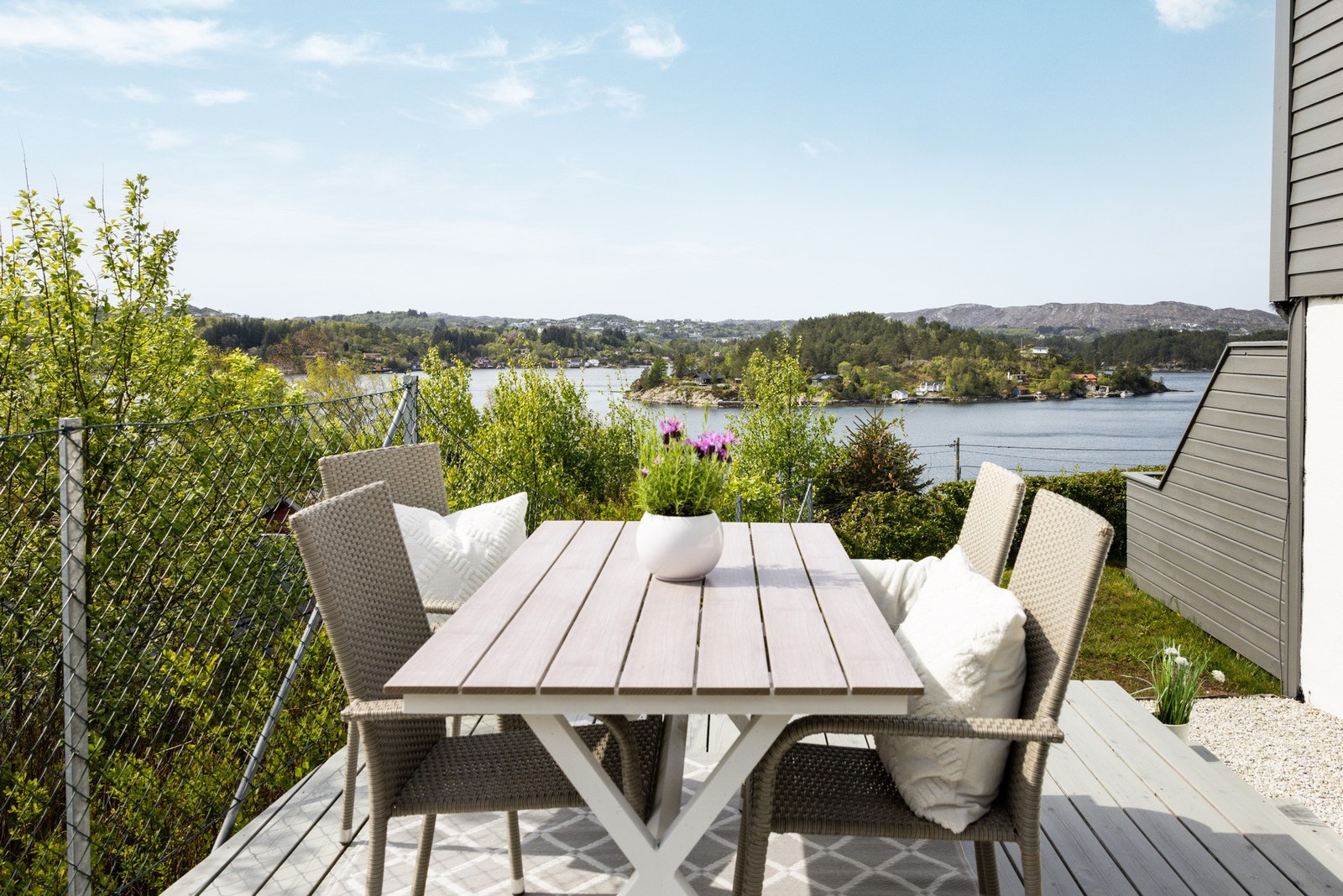 Her har man solen fra tidlig morgen til kveld med flott utsikt mot sjøen Galleribilde