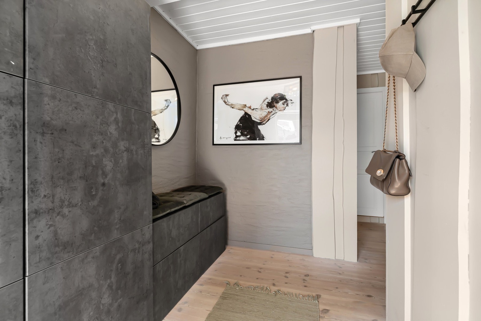 Velkommen inn! Godt med lagringsplass til yttertøy og sko for hele familien Galleribilde