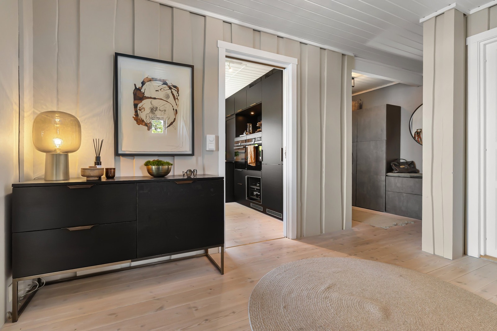 Velkommen inn! Lys og hyggelig gang med praktisk garderobeskap i entrè Galleribilde