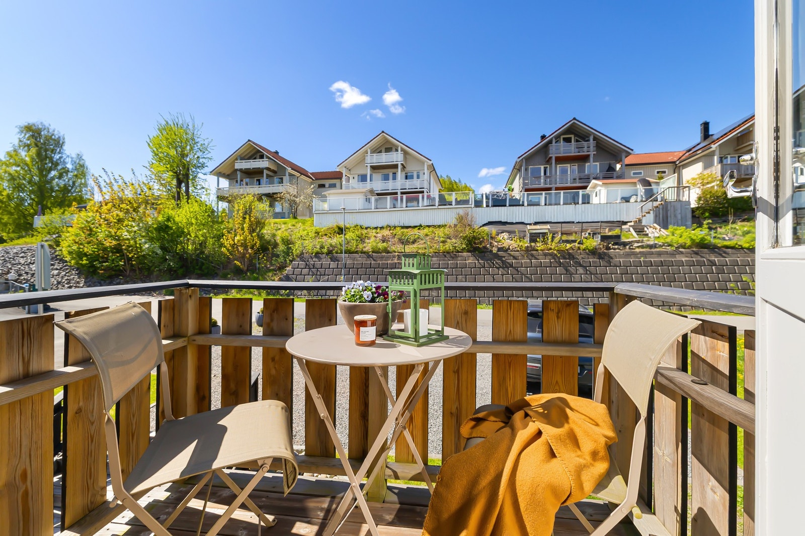 Utgang fra soverom i 2 etasje til vestvendt terrasse på 3 m2. Galleribilde