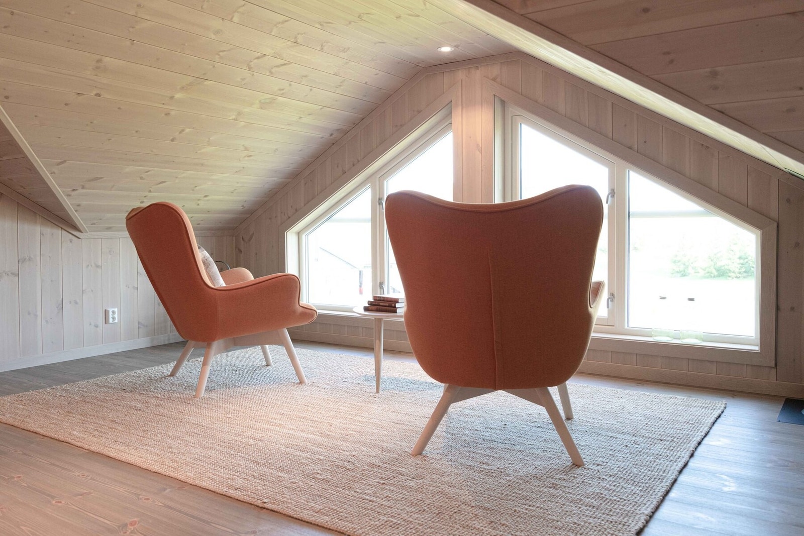 Skråvinduer i arken slipper lyset inn. Foto fra vår visningshytte på Hellerudsletta. Galleribilde