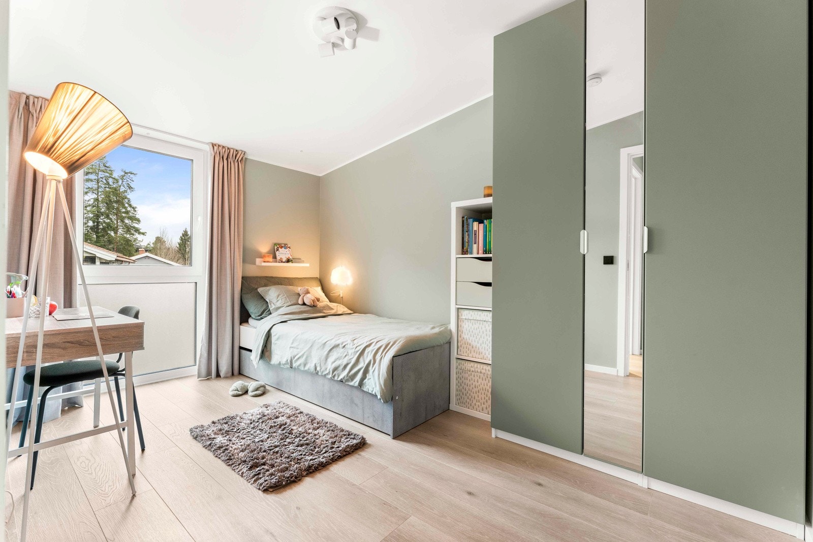 Husets fjerde soverom er også i 2.etasje og har god garderobeplass Galleribilde