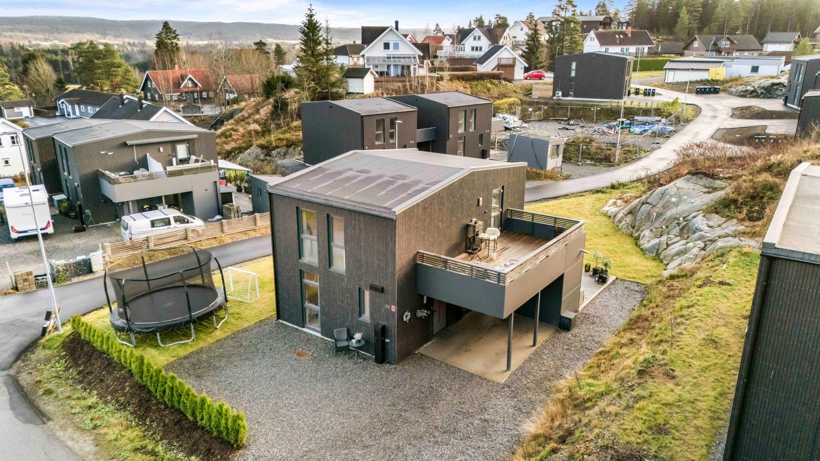 Romslig gårdsplass med plass til flere biloppstillingsplasser Galleribilde