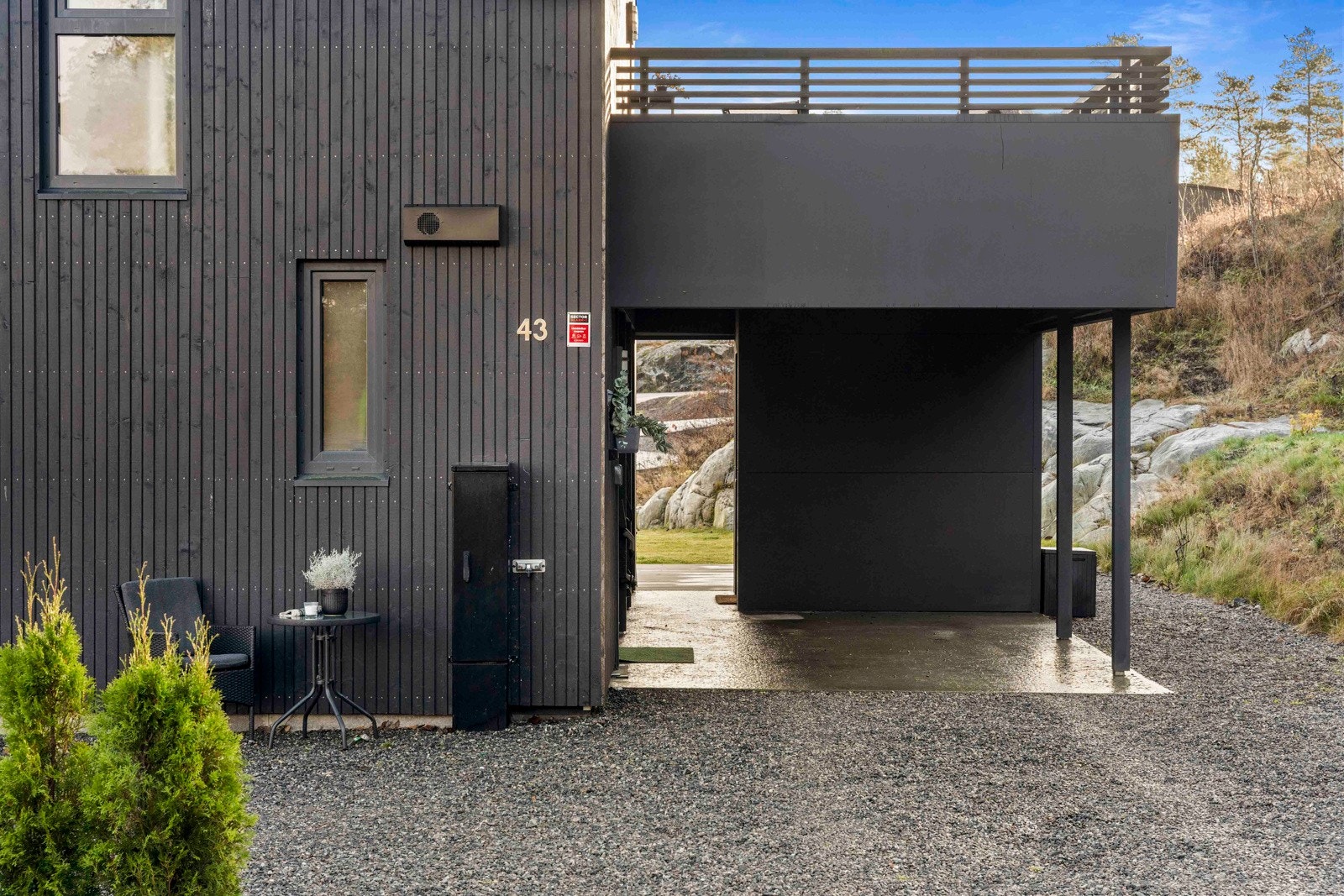 Ved inngangspartiet har man carport og tilgang til utebod på 4kvm. Galleribilde