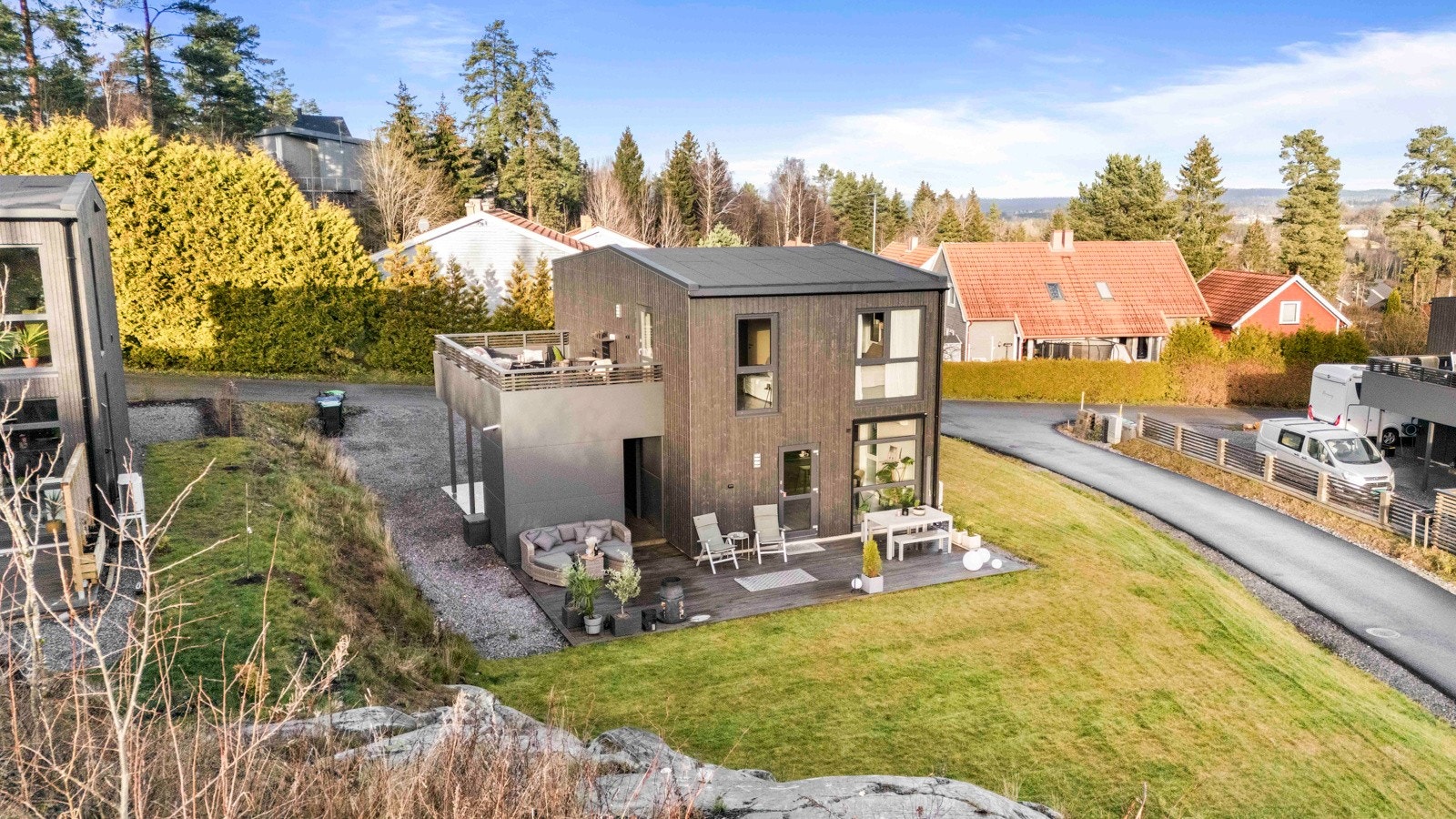 Moderne enebolig fra 2021 med pent opparbeidet tomt som grenser mot friareal Galleribilde