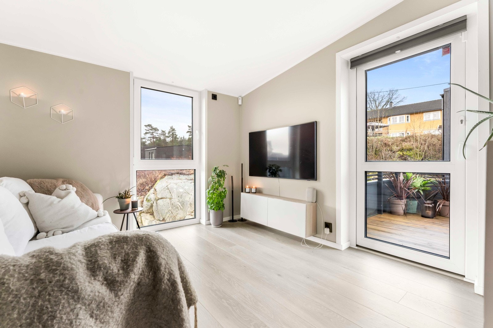 Loftstuen har rikelig med naturlig lys og med utgang til koselig terrasse på 22kvm Galleribilde