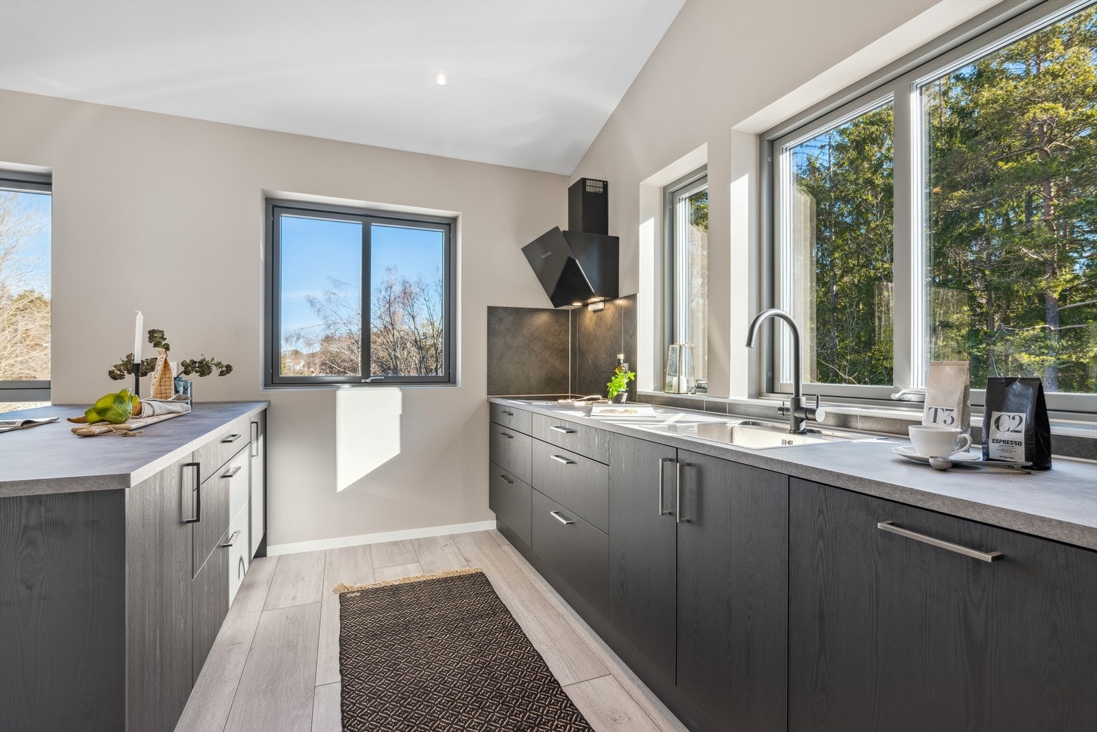 Kjøkkenet er levert av Eik Trevare av type Nettoline Triano Sort struktur Galleribilde