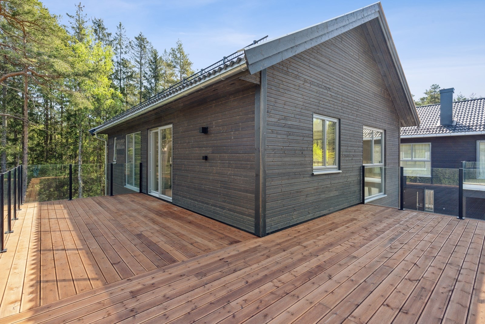 Stuen har direkte tilgang til den store takterrassen som er oppført over carporten til boligen Galleribilde