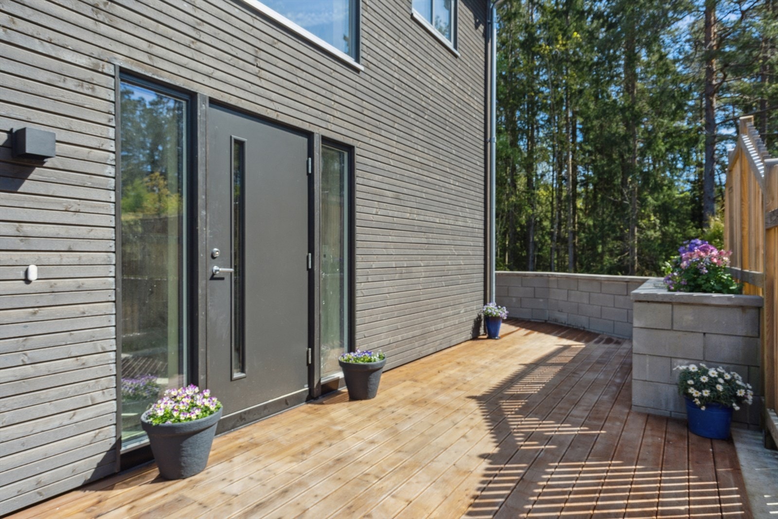 Ved inngangsparti er det anlagt markterrasse med Alvdal impregnert, brune terrassebord med freste spor som følger boligen. Galleribilde