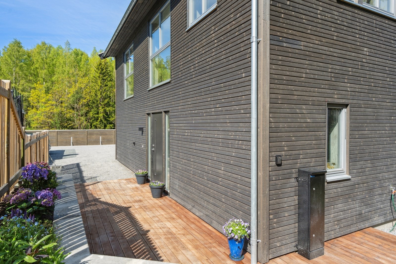 Alvdal impregnert, brune terrassebord med freste spor som følger rundt boligen Galleribilde