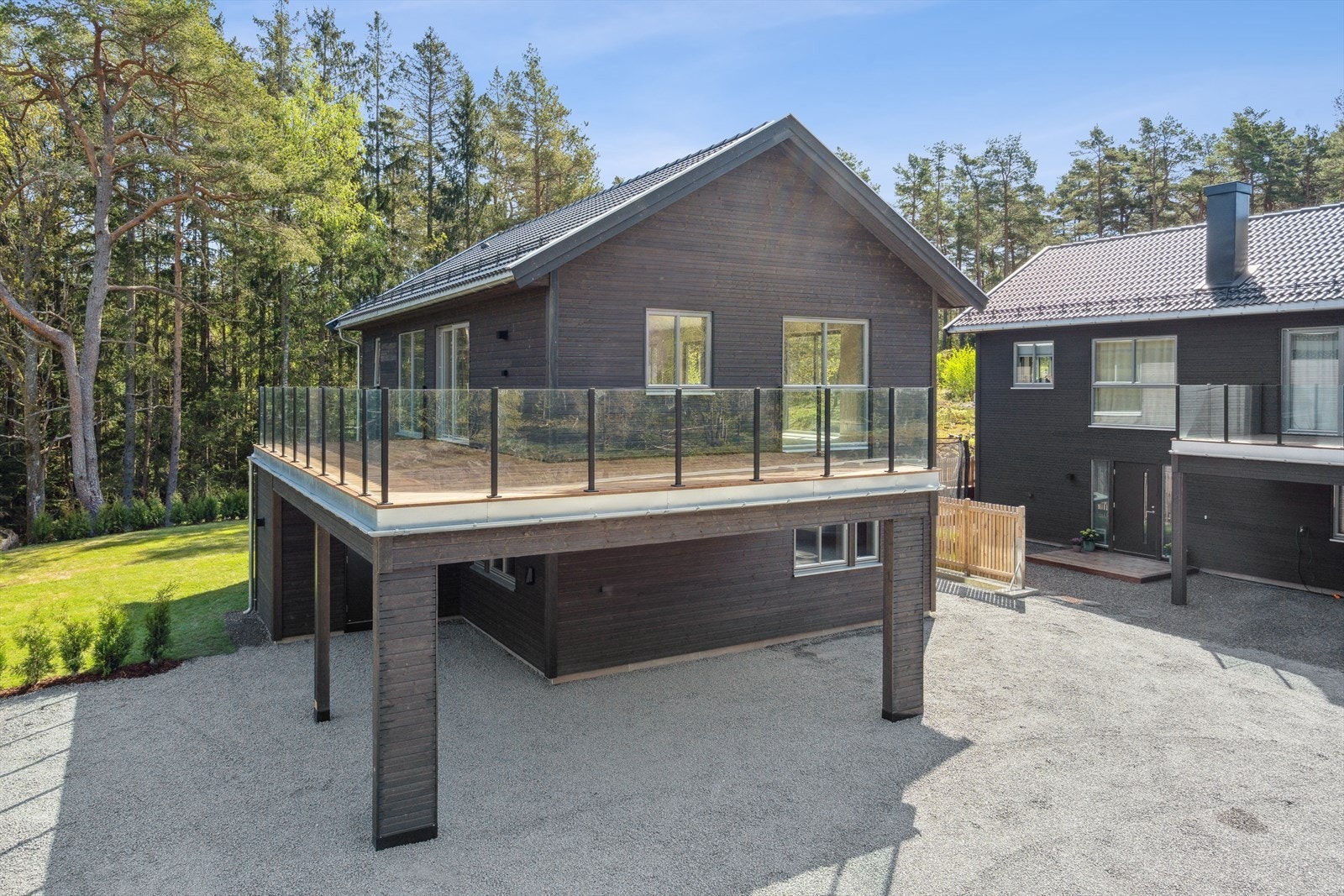 Stor fin carport med god plass for utvendig parkering ved siden av carporten. Solrik terrasse som vender mot vest/nord med kveldssol. Galleribilde