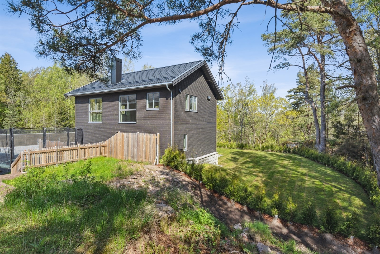 Boligen ligger inntil flotte friarealer og er beplantet med ferdigplen og hekk. Galleribilde