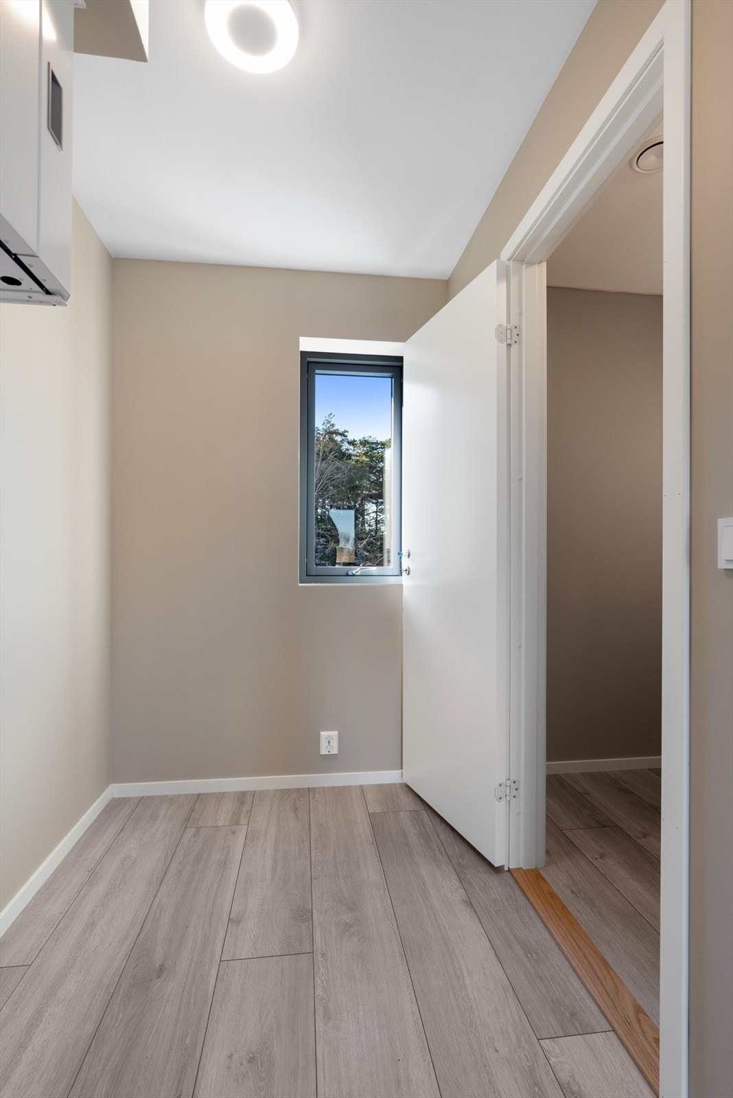 Praktisk bod i 2. etasje med inngang til toalettrom Galleribilde