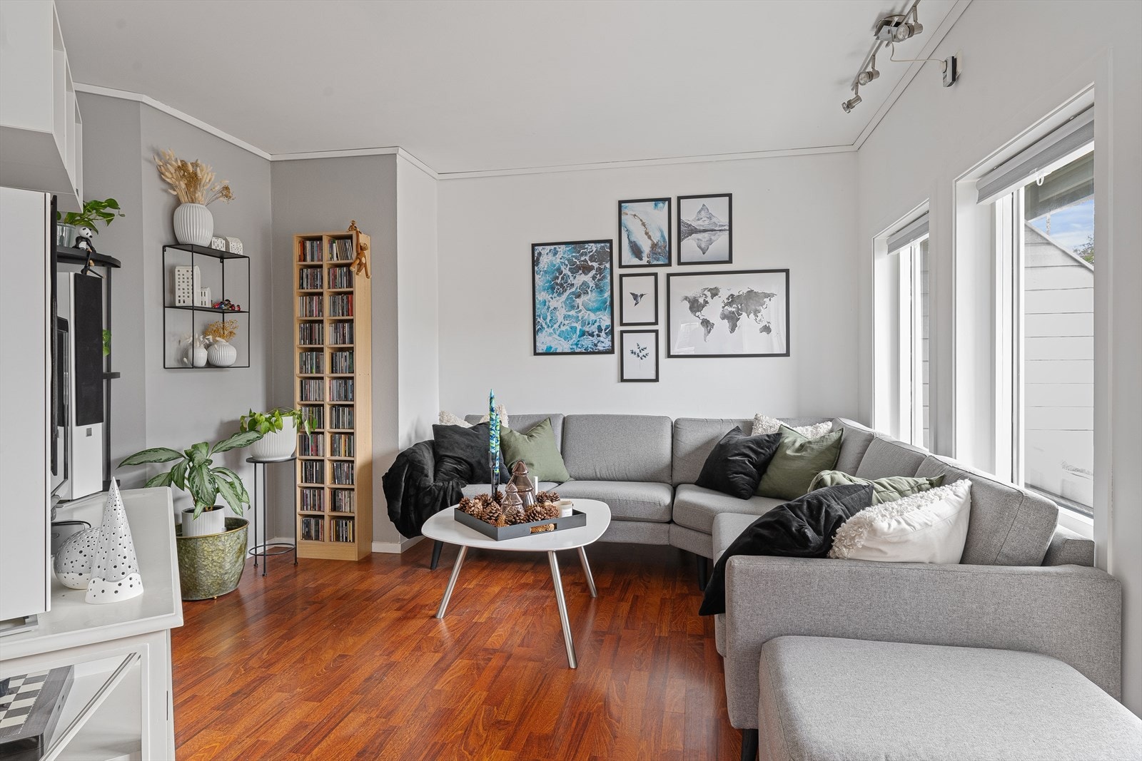 Leiligheten har laminat på gulvene og malte overflater Galleribilde