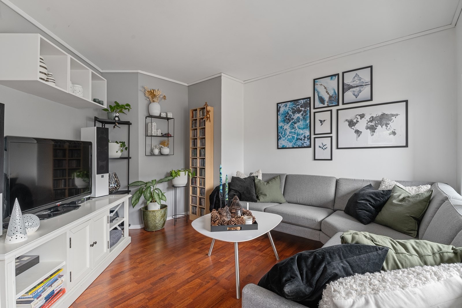 Stue og kjøkken har en åpen løsning, men er likevel skjermet fra hverandre Galleribilde