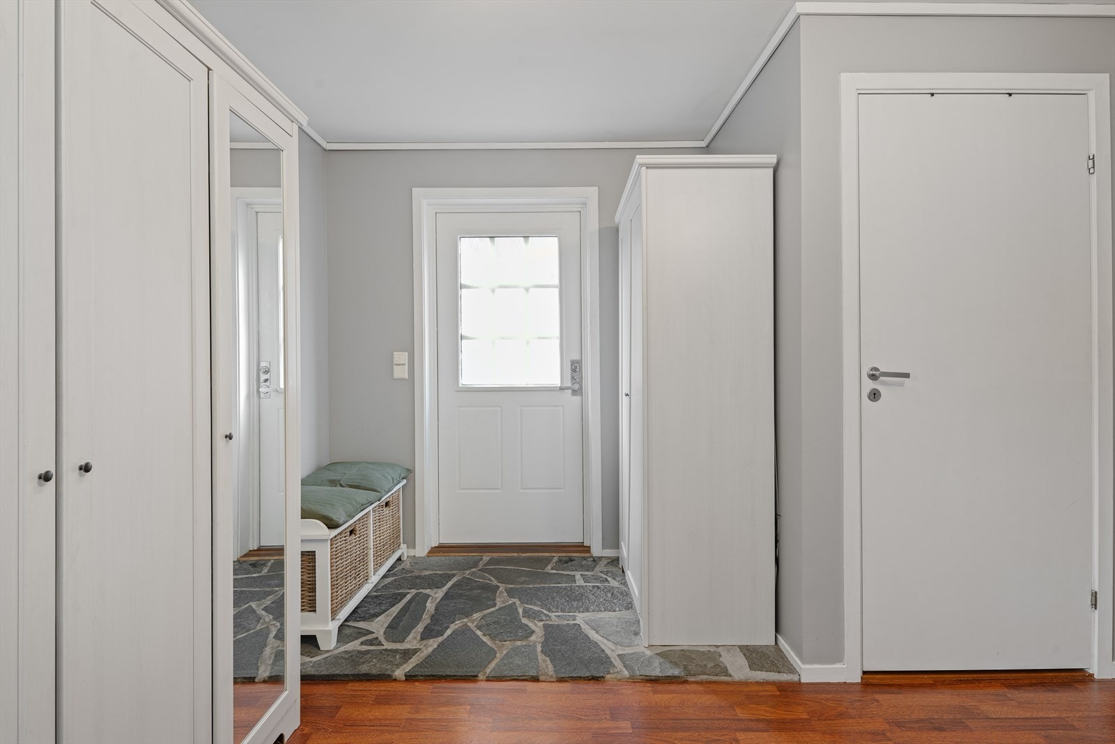 Entré med bruddskifer på gulv og god plass til garderobe. Tilkomst til bod Galleribilde