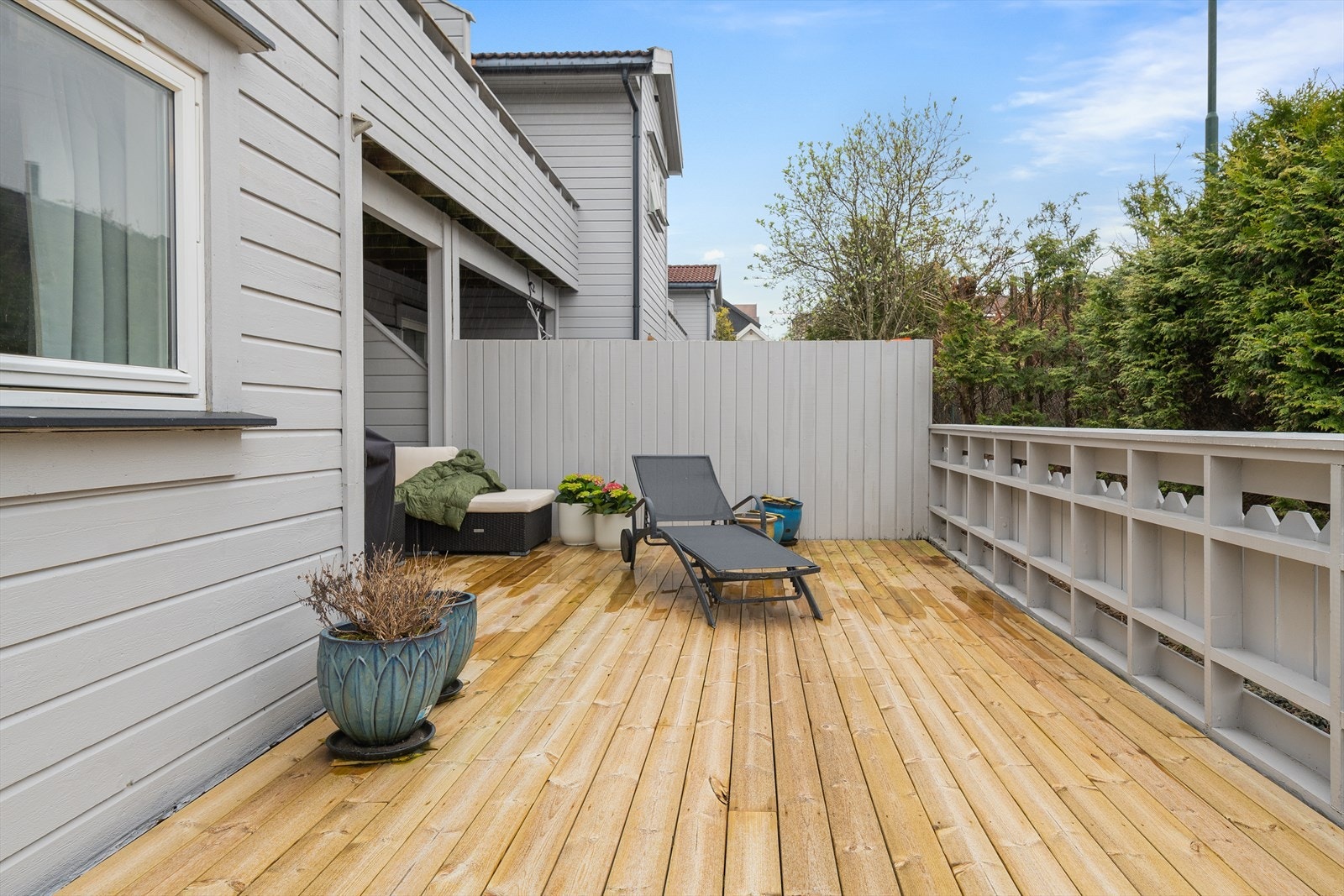 Leiligheten har en kjekk, vestvendt terrasse med tilkomst fra stuen Galleribilde