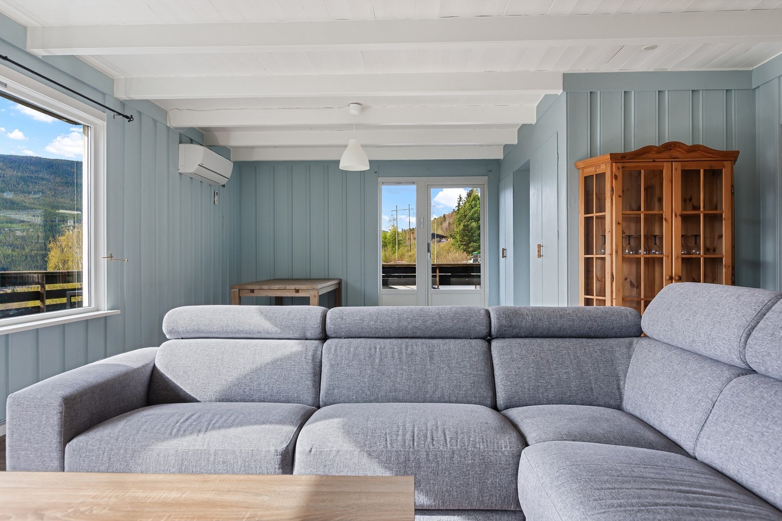 Boligen selges med møbler som vist på visning. Galleribilde