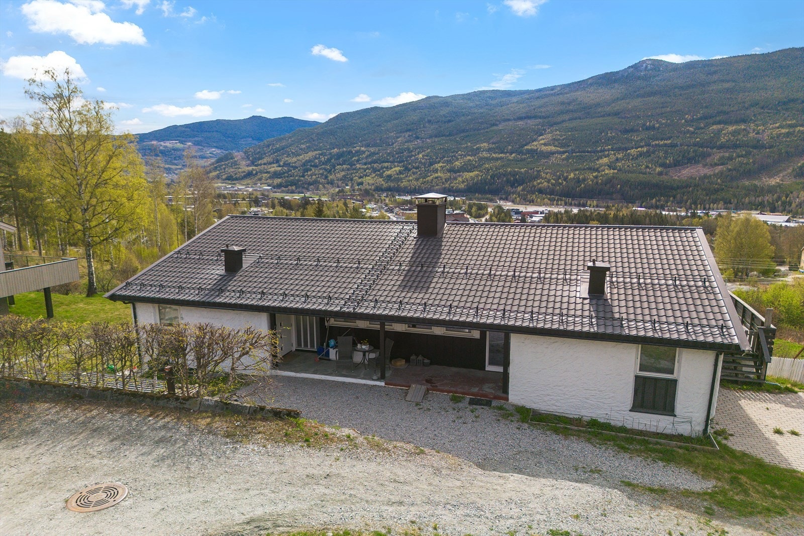 Halvpart av vertikaldelt tomannsbolig beliggende like vest for Gol sentrum. Galleribilde