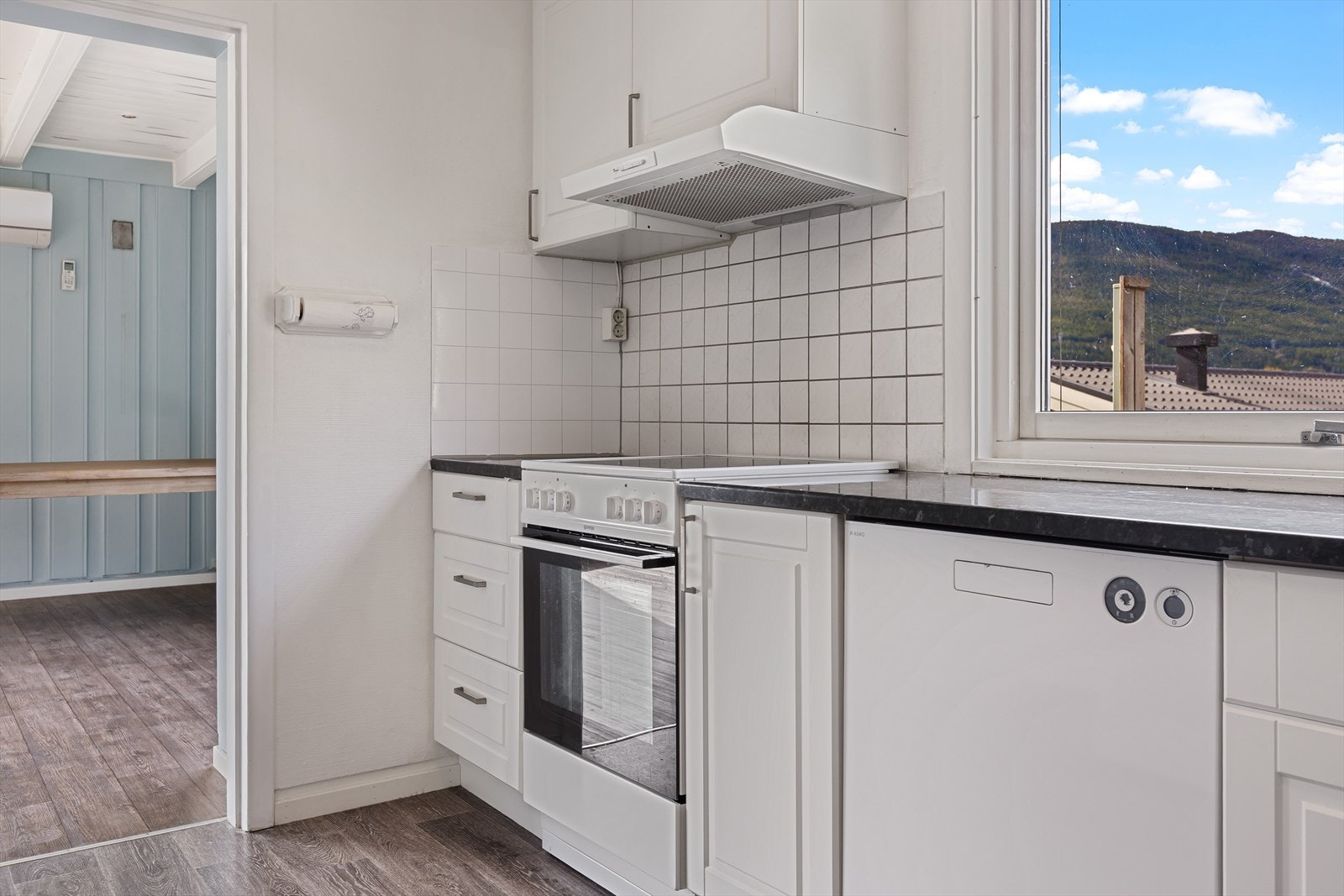 Separat kjøkken med innredning fra 2011. Galleribilde