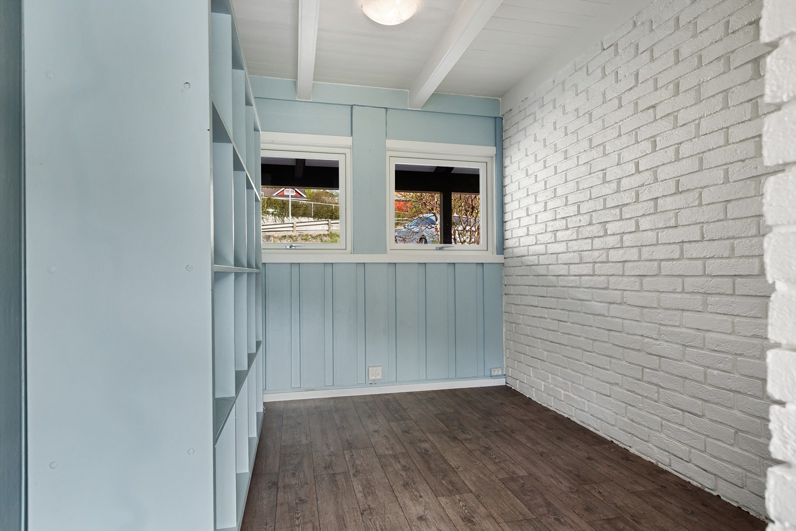 Disponibelt rom inn fra stuen med skyvedør, som kan benyttes som kontor, sovealkove eller som en forlengelse av stuen. Galleribilde