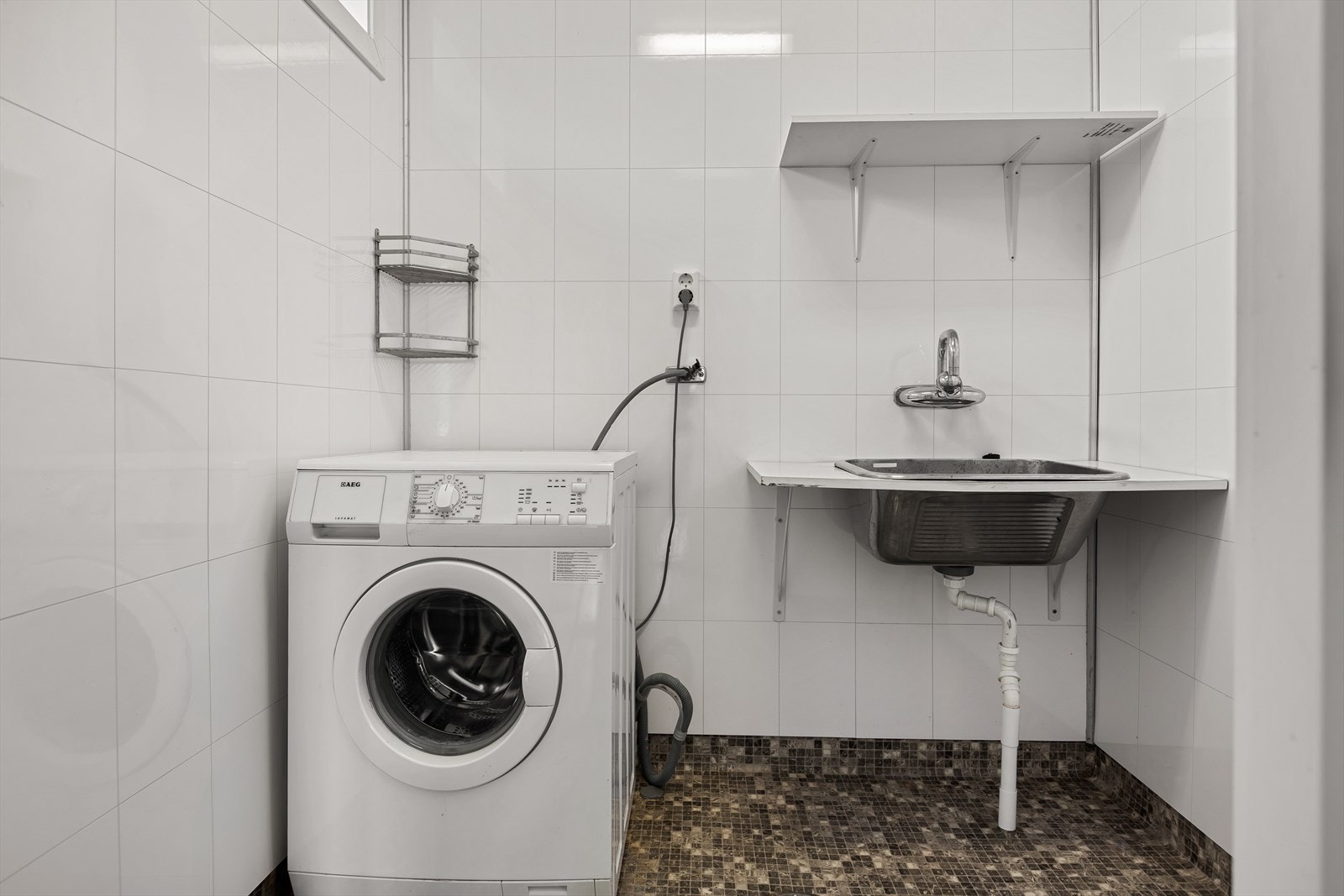Vaskerom utstyrt med oppvaskkum og vaskemaskin som medfølger. Galleribilde