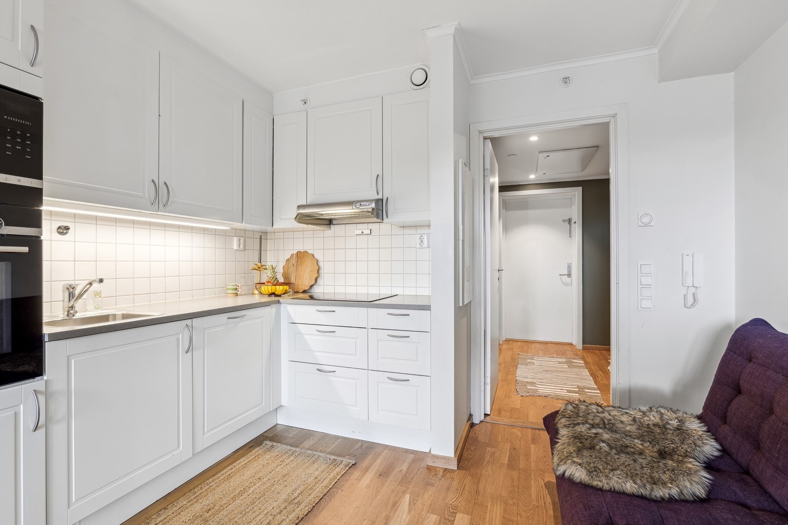 Kjøkken og videre adkomst ut i vindfanget Galleribilde