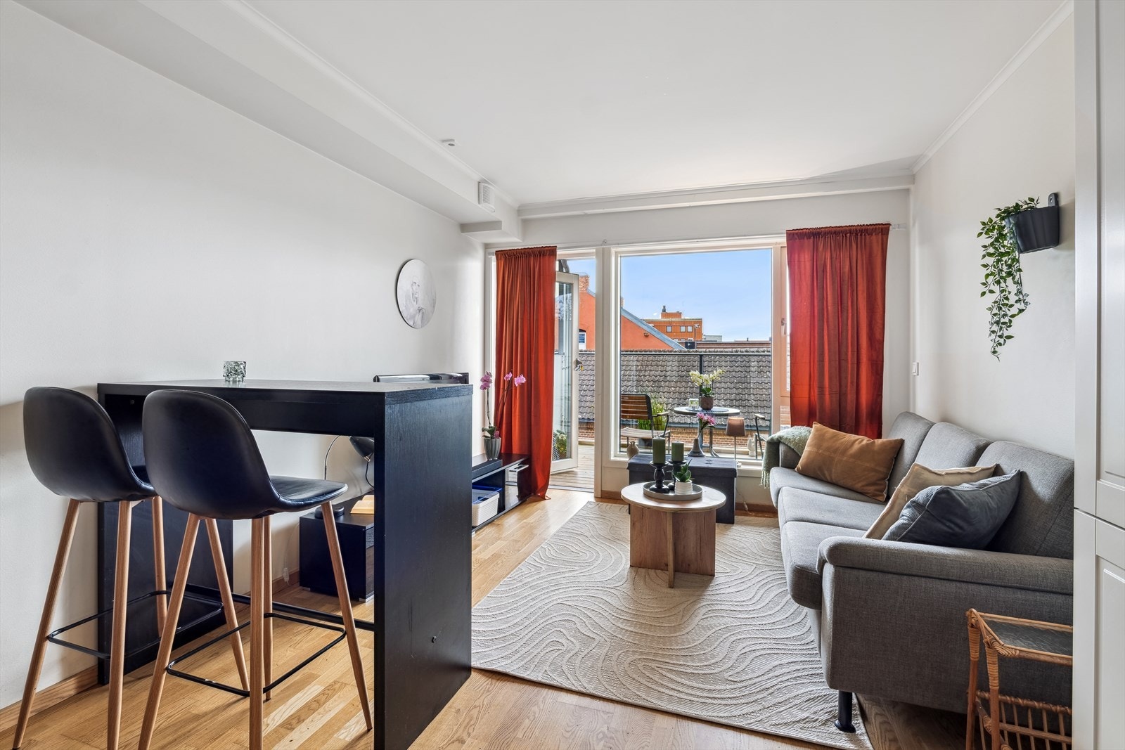 Oppholdsrom/allrom med utgang t il balkong. Galleribilde