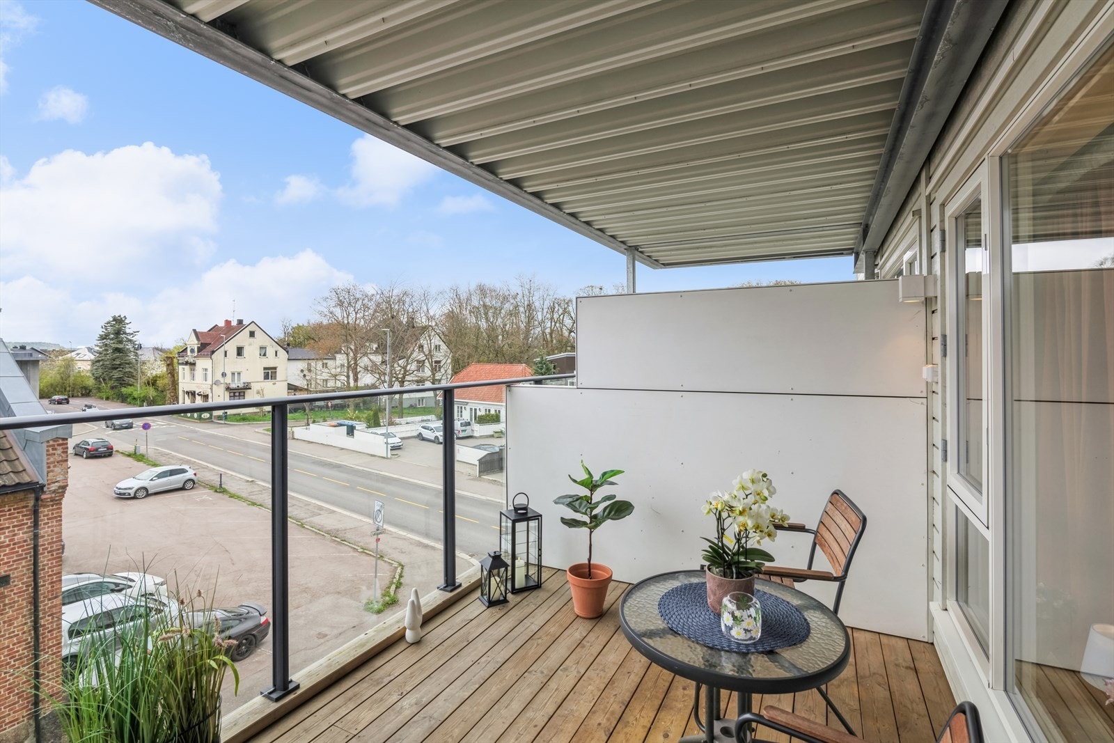 Usjenert og vestvendt balkong med utsynt til nærområdet. Galleribilde